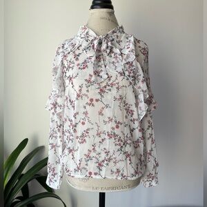 Floral see through blouse
Size: S